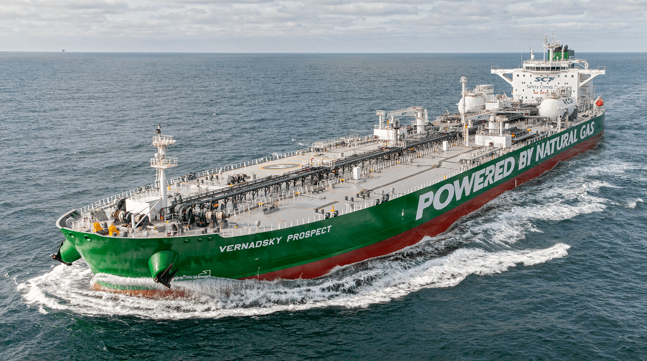 Dual-fuel tankers of the Aframax and MR type